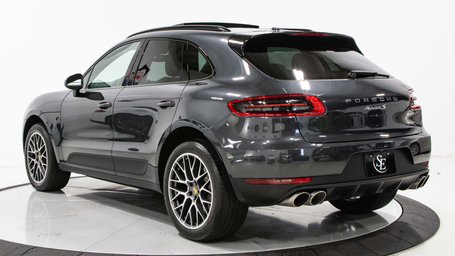 Включи макана. Porsche Macan s 2018. Порше Макан 2020 серый. Porsche Macan 2020 сзади. Porsche Macan Grey 2020.