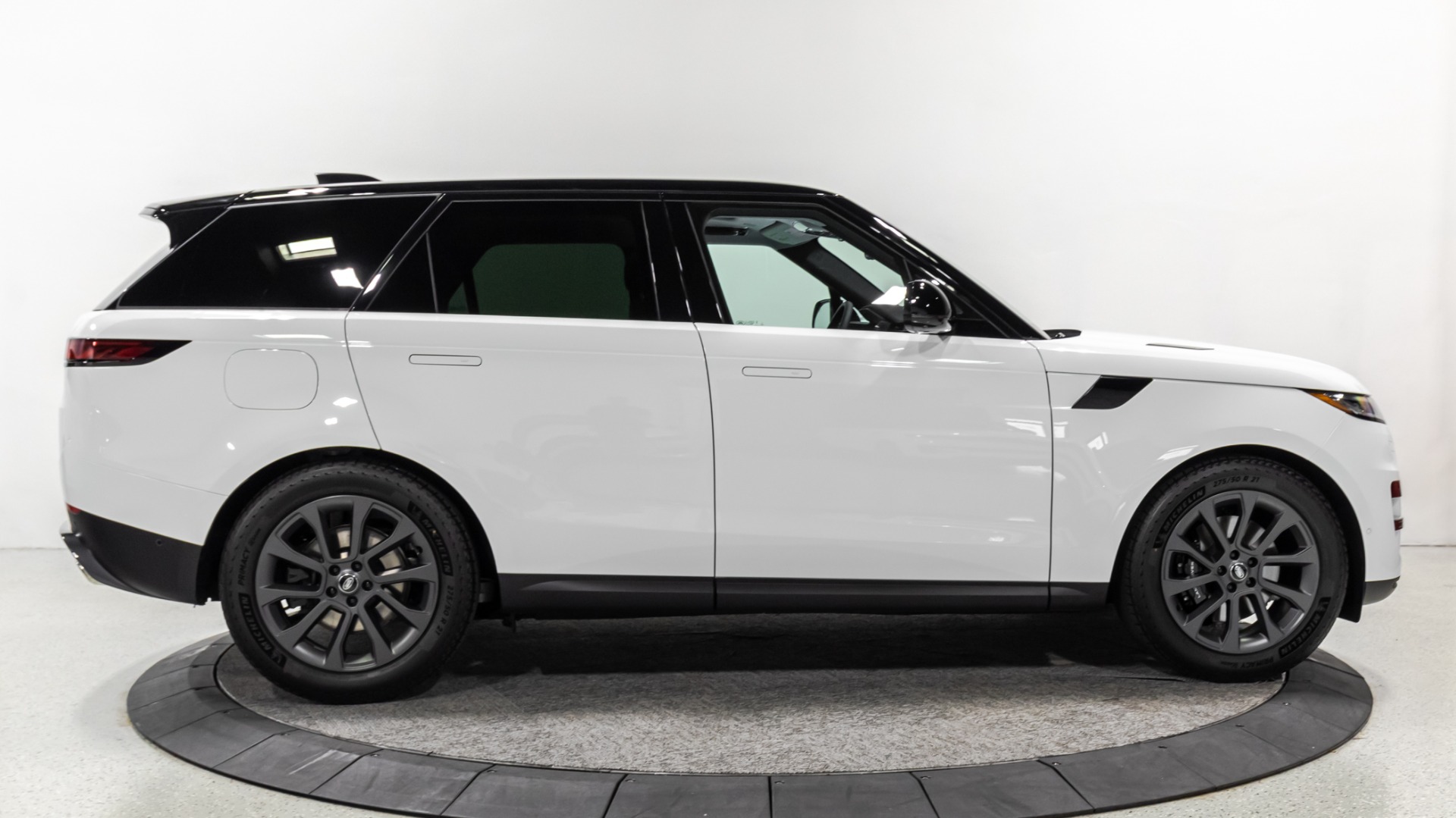 Range Rover Sport 2024 White With Black Rims