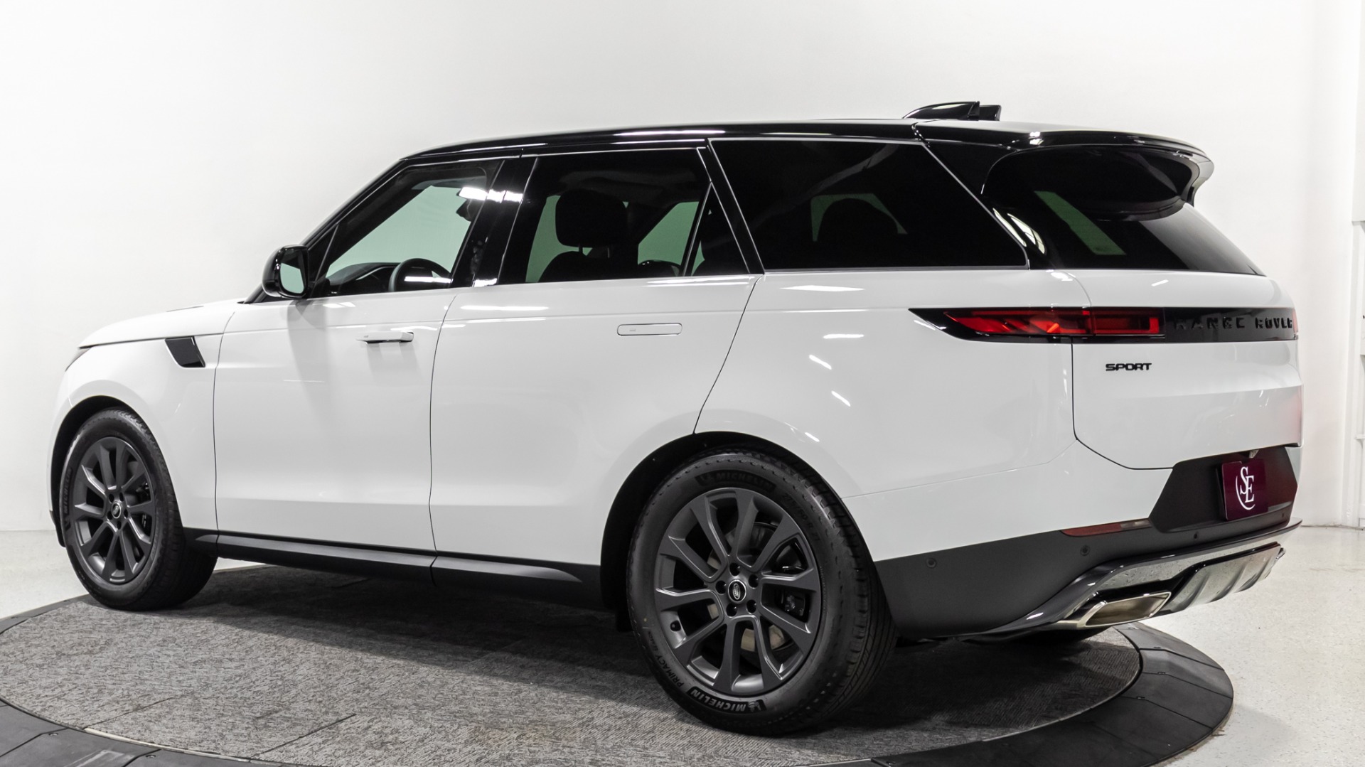 2024 Range Rover SV Long - Ultra Luxury SUV in detail 