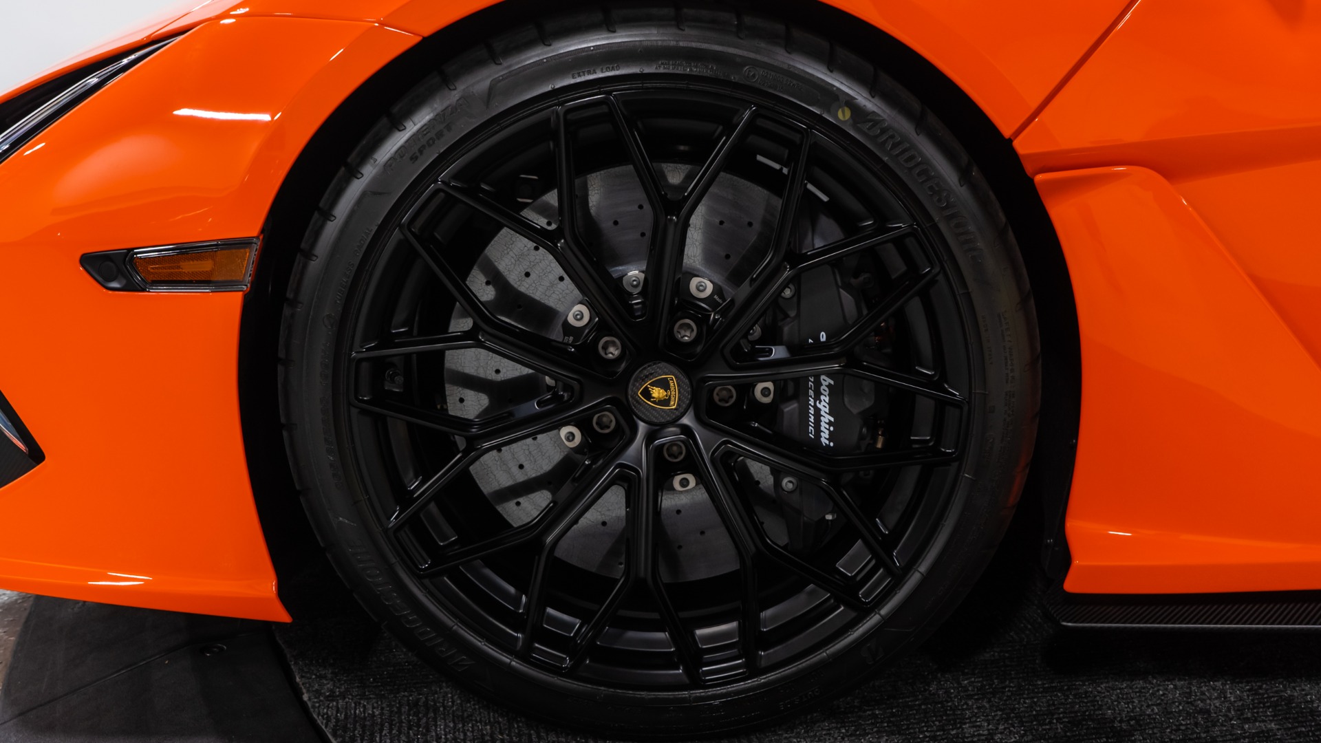 2025 Lamborghini Revuelto Base - Photo 35