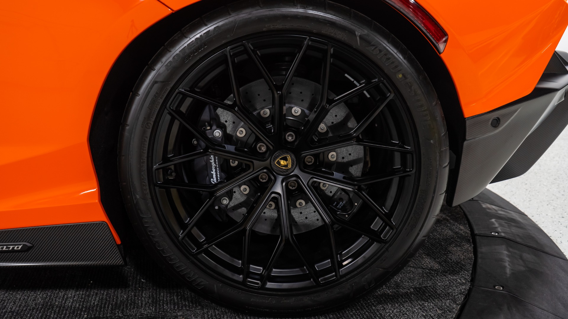 2025 Lamborghini Revuelto Base - Photo 36