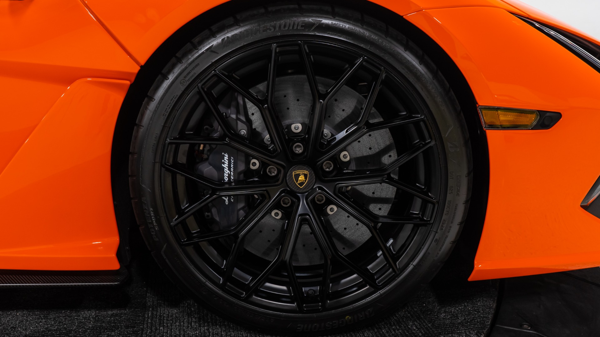 2025 Lamborghini Revuelto Base - Photo 38