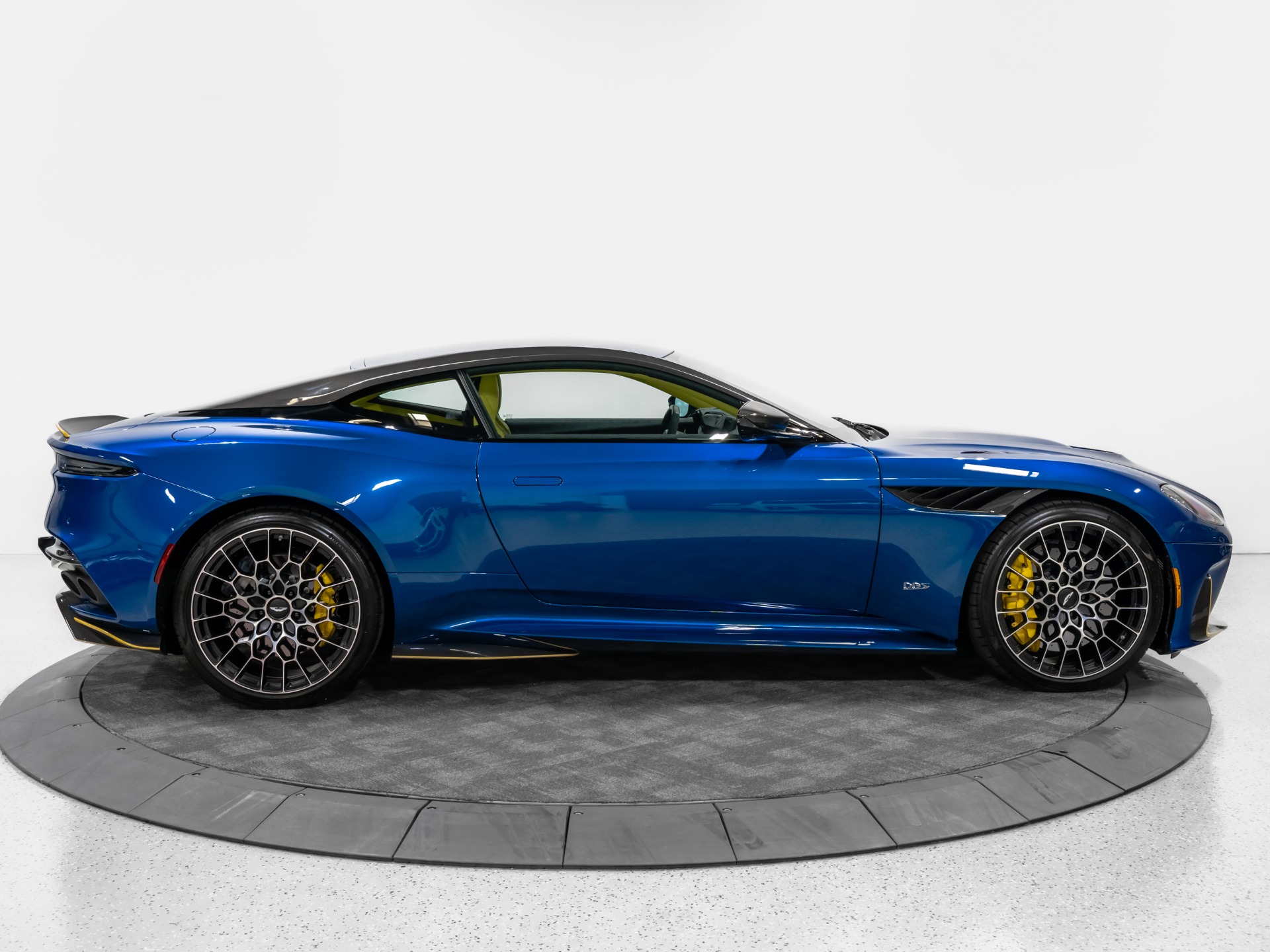 2023 Aston Martin DBS Base - Photo 10