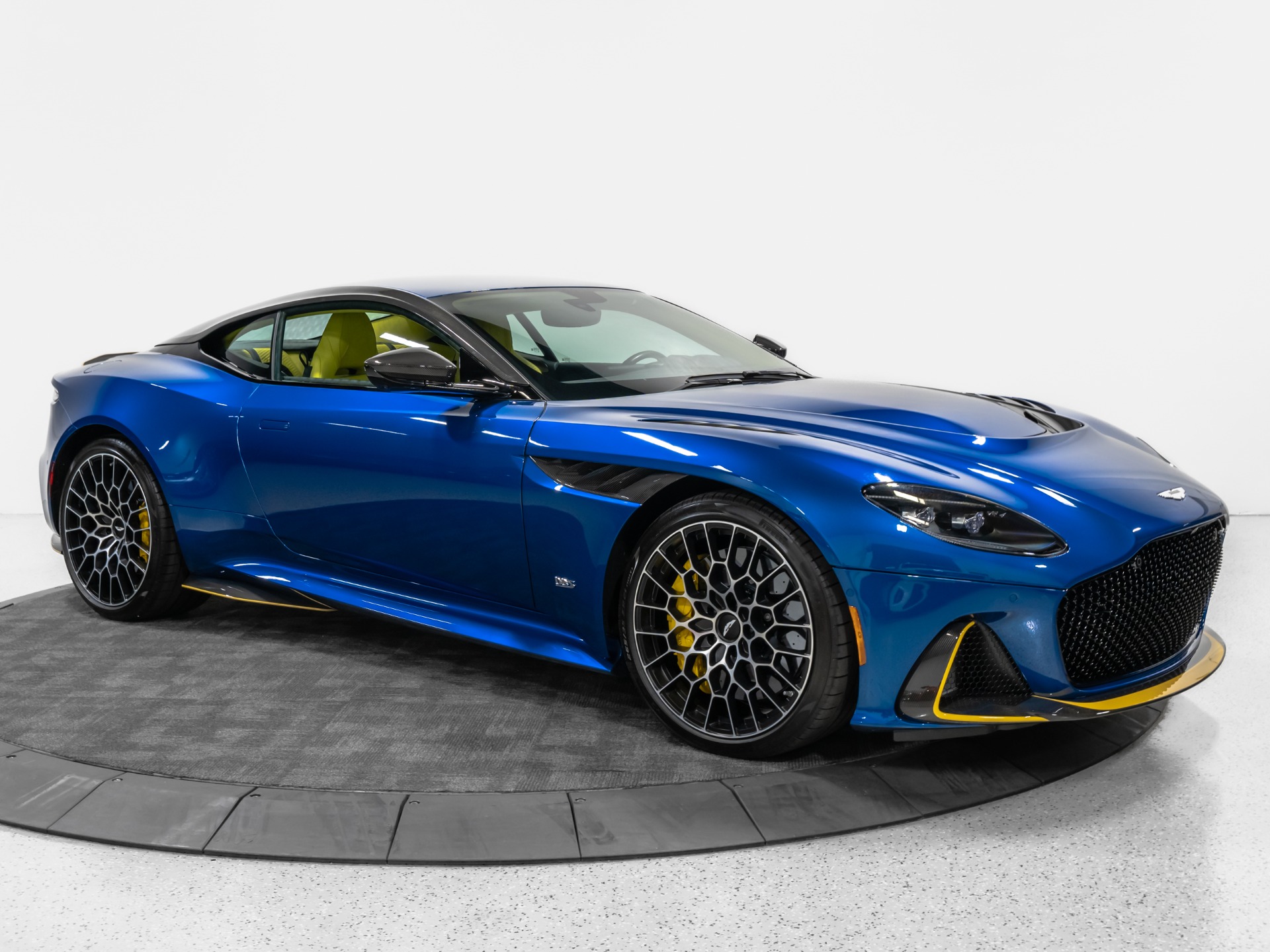 2023 Aston Martin DBS Base - Photo 11