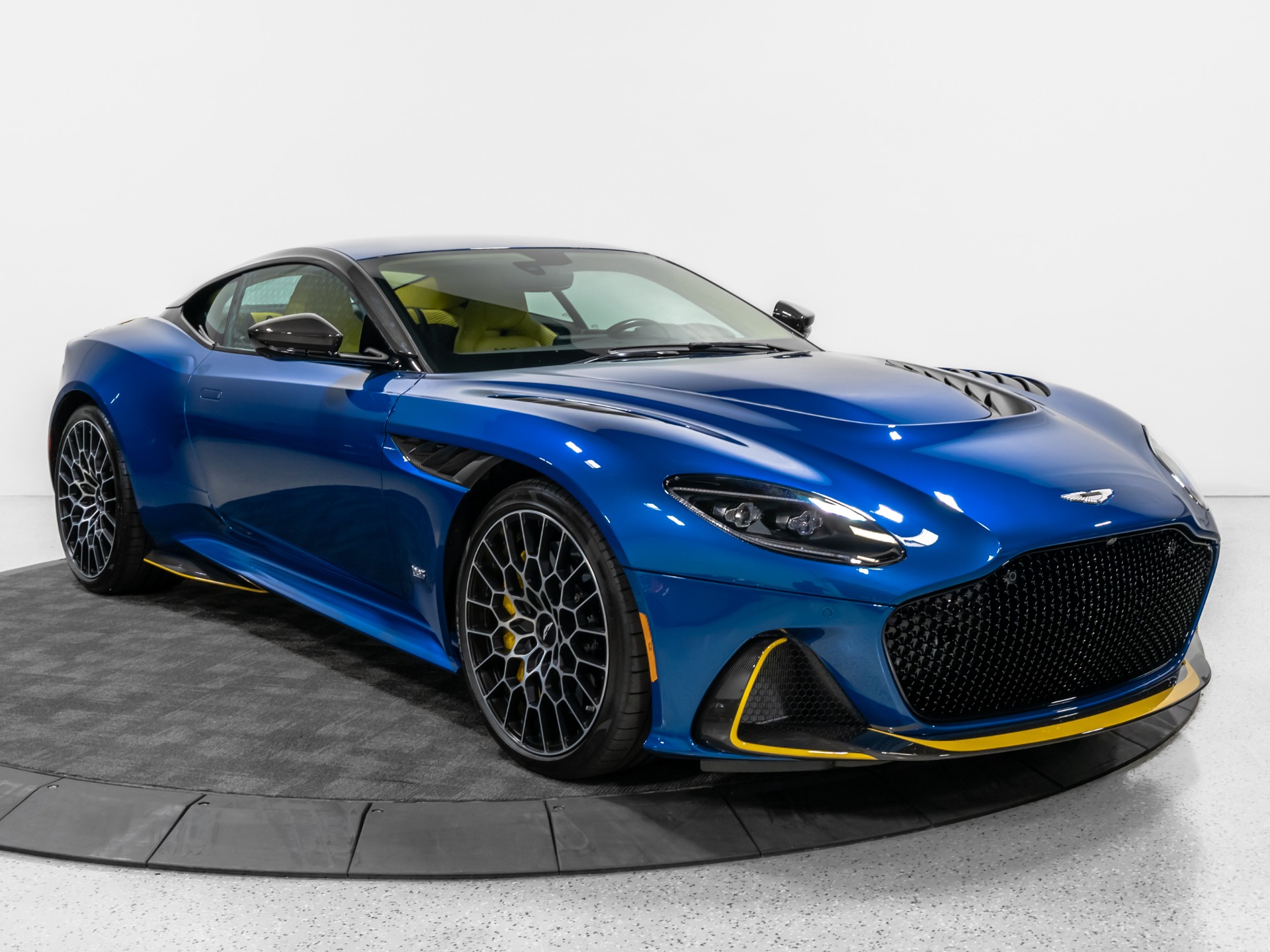 2023 Aston Martin DBS Base - Photo 12