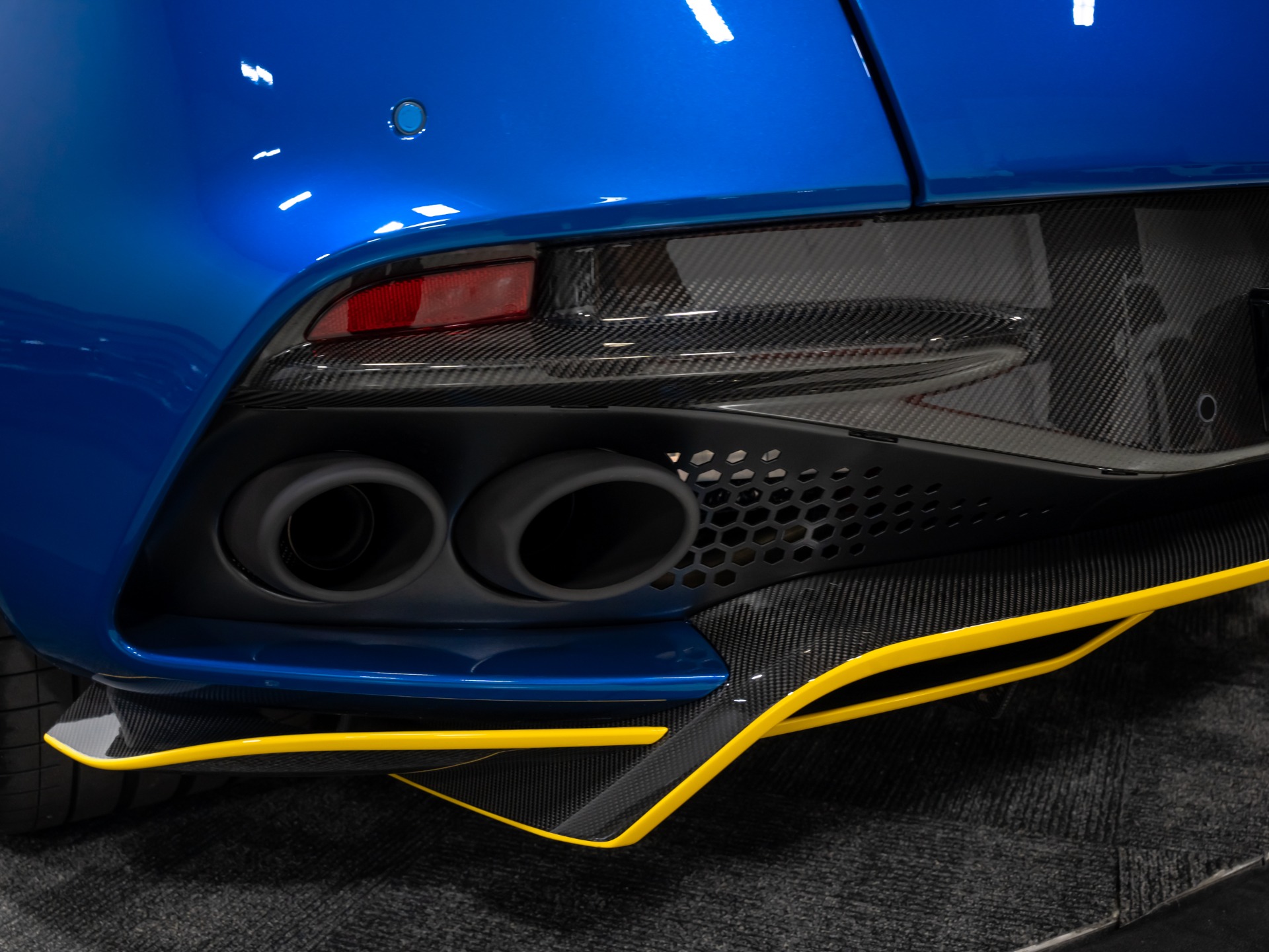 2023 Aston Martin DBS Base - Photo 31