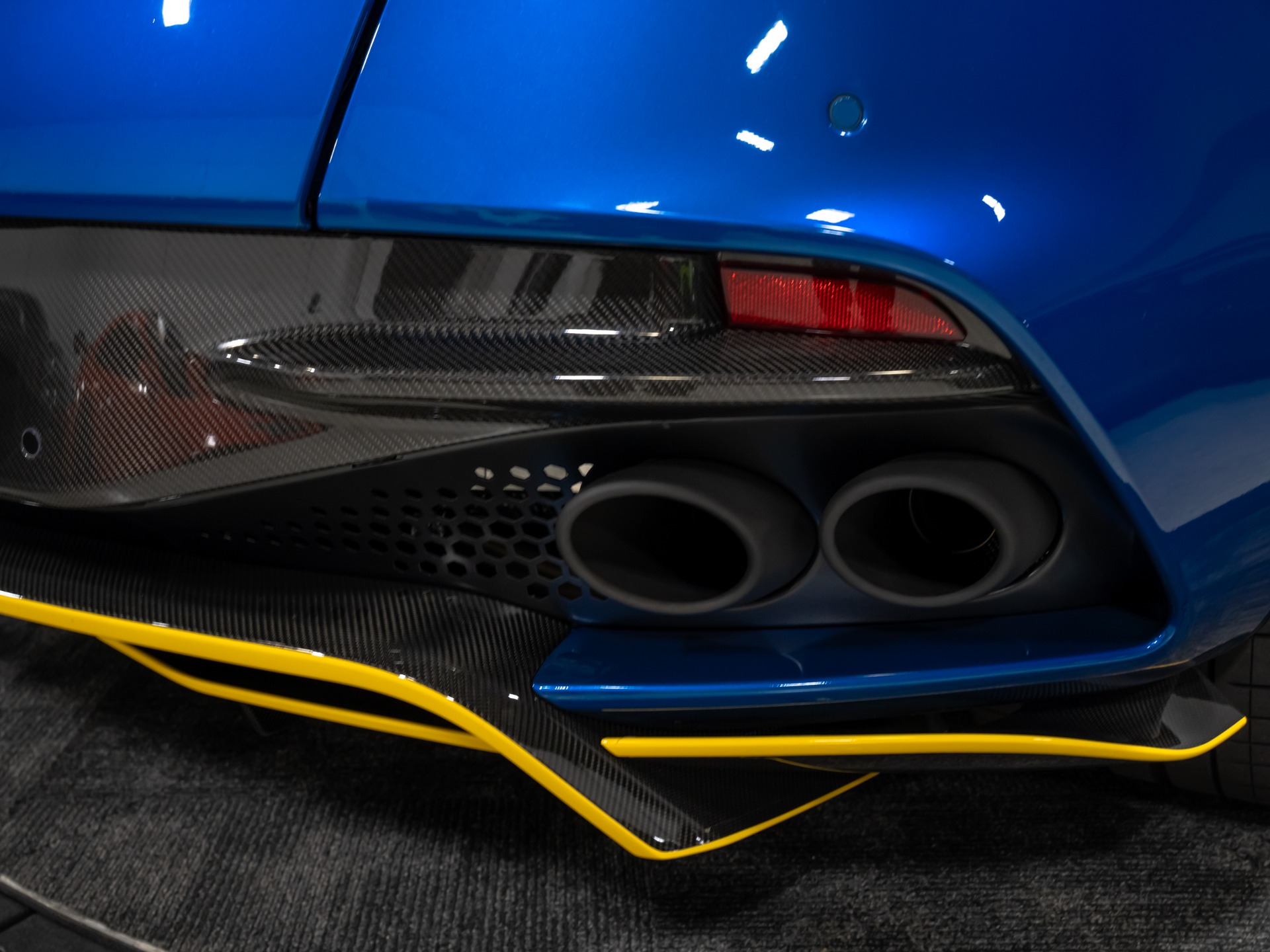 2023 Aston Martin DBS Base - Photo 33