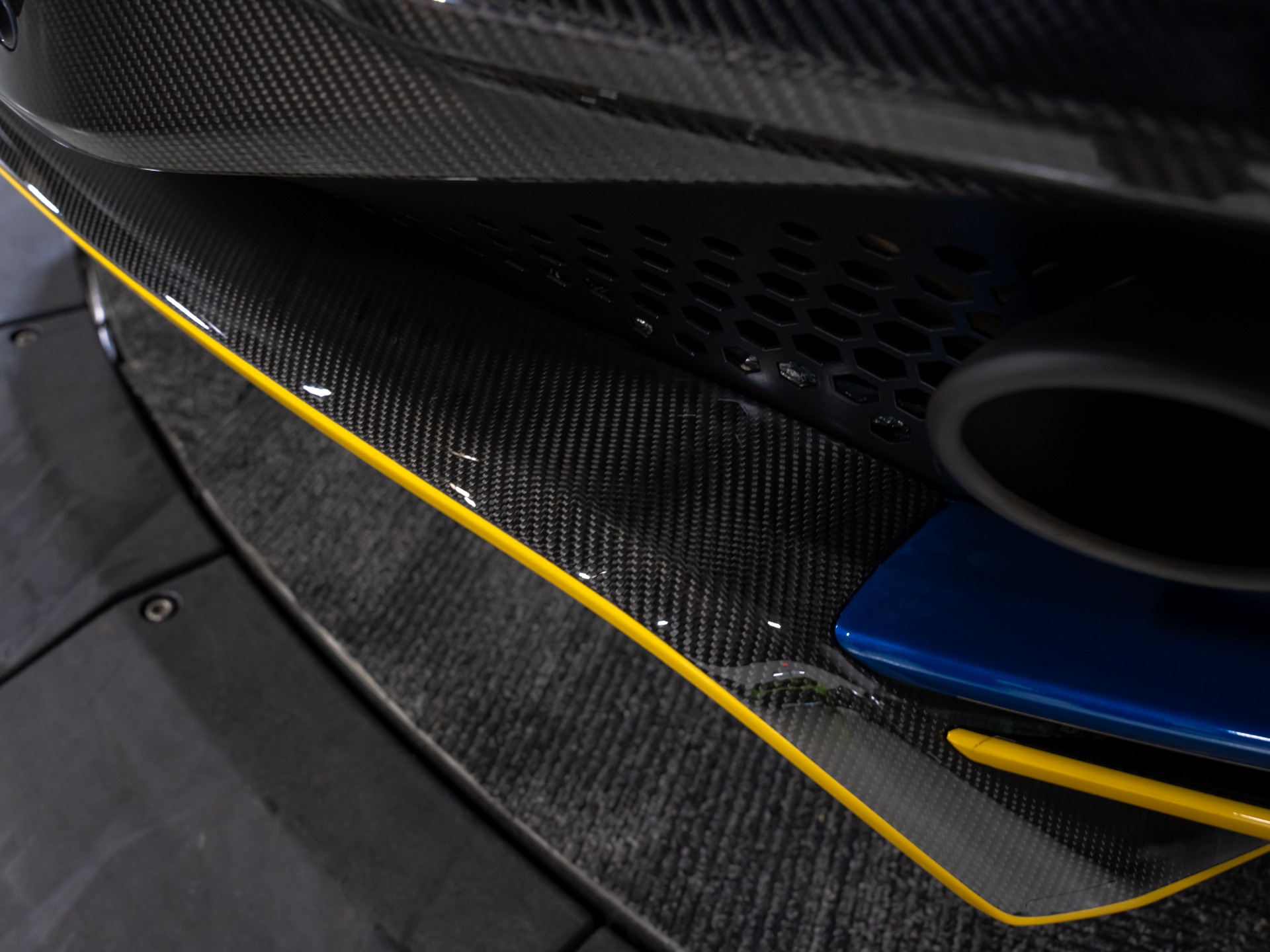 2023 Aston Martin DBS Base - Photo 35