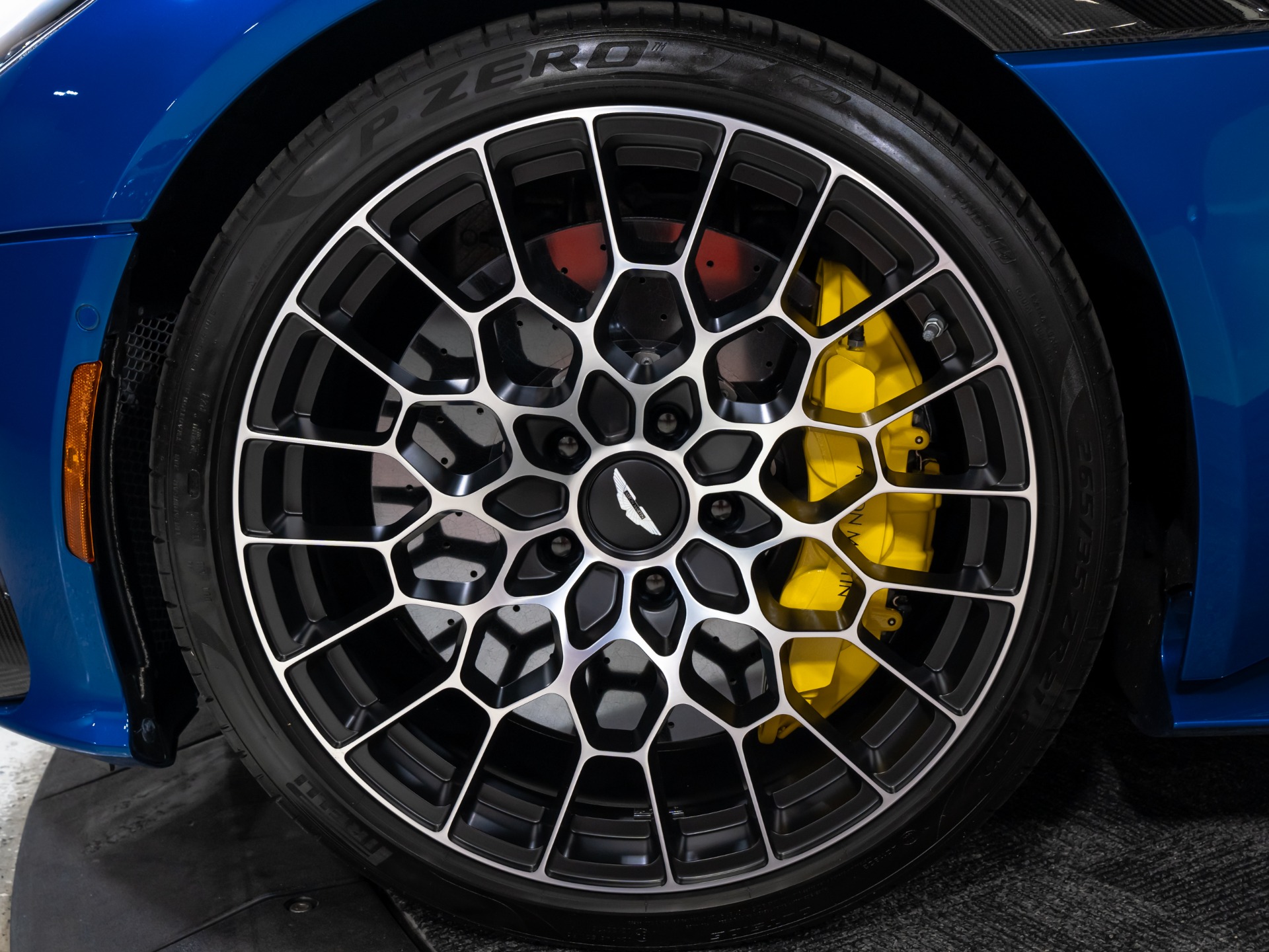 2023 Aston Martin DBS Base - Photo 37