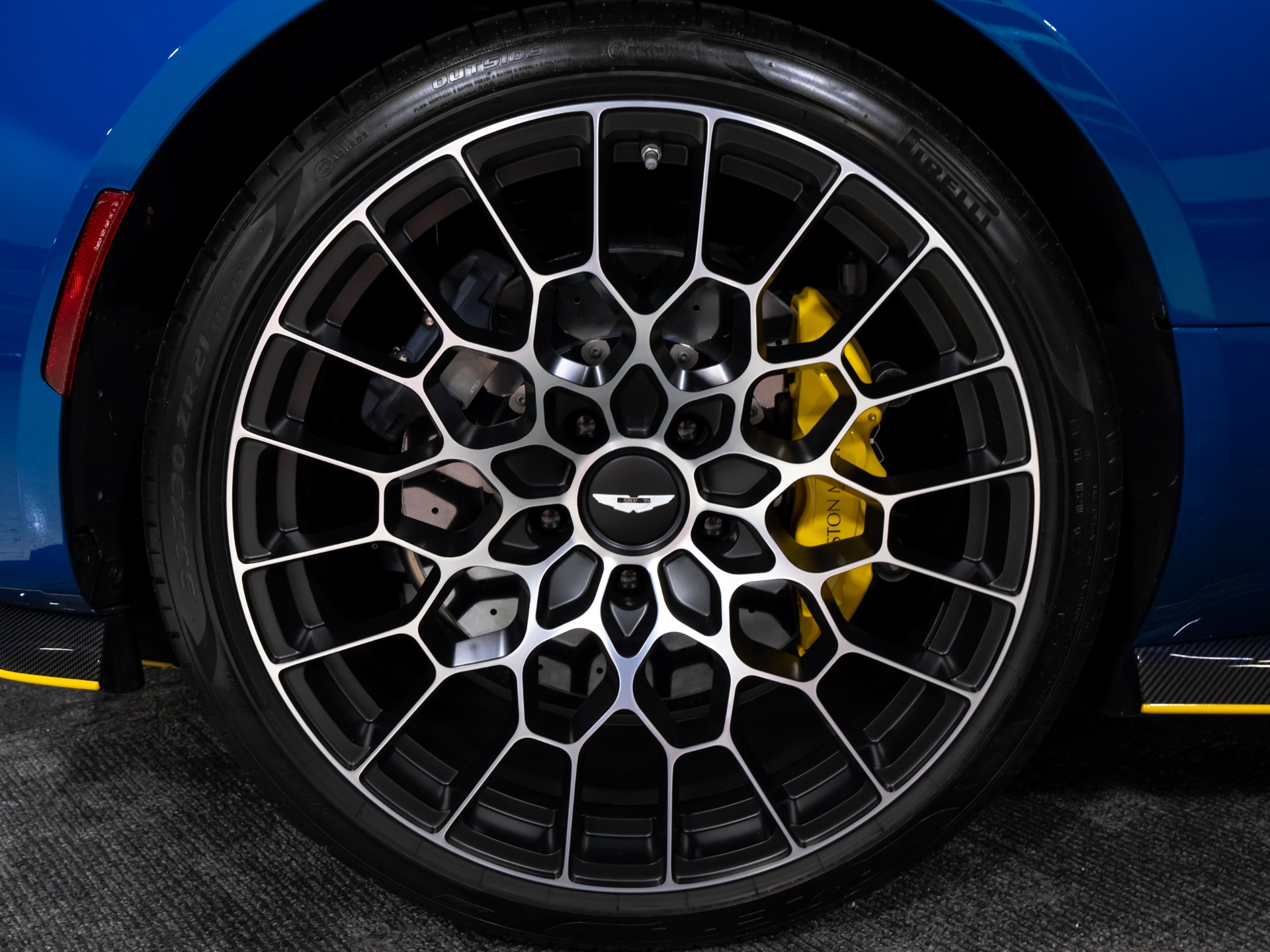 2023 Aston Martin DBS Base - Photo 39