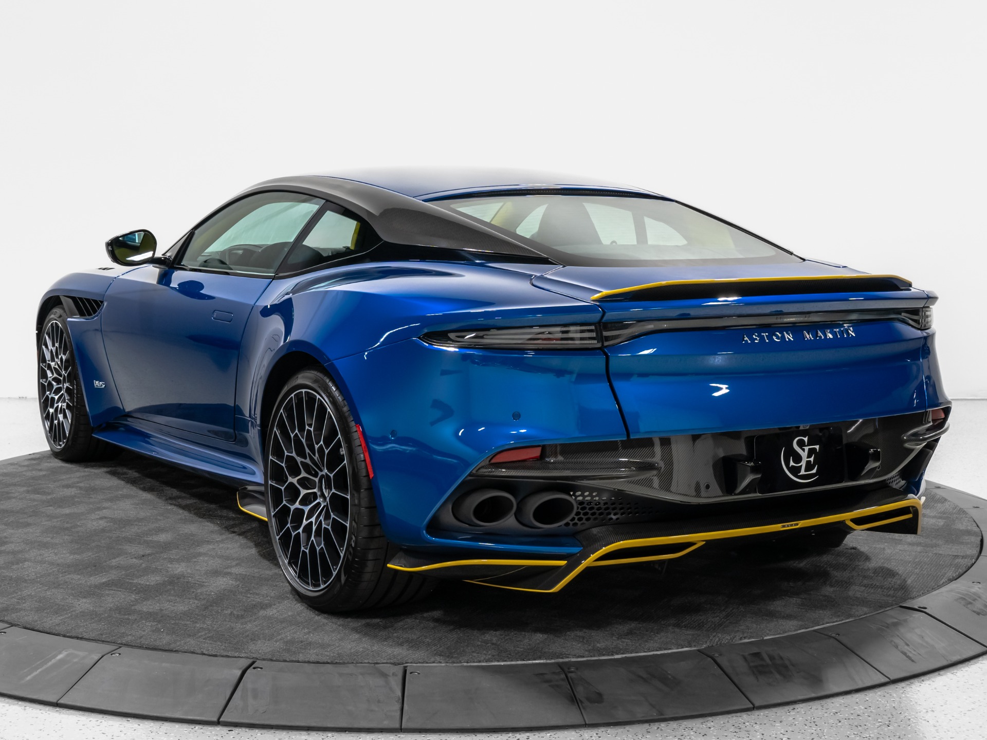 2023 Aston Martin DBS Base - Photo 6