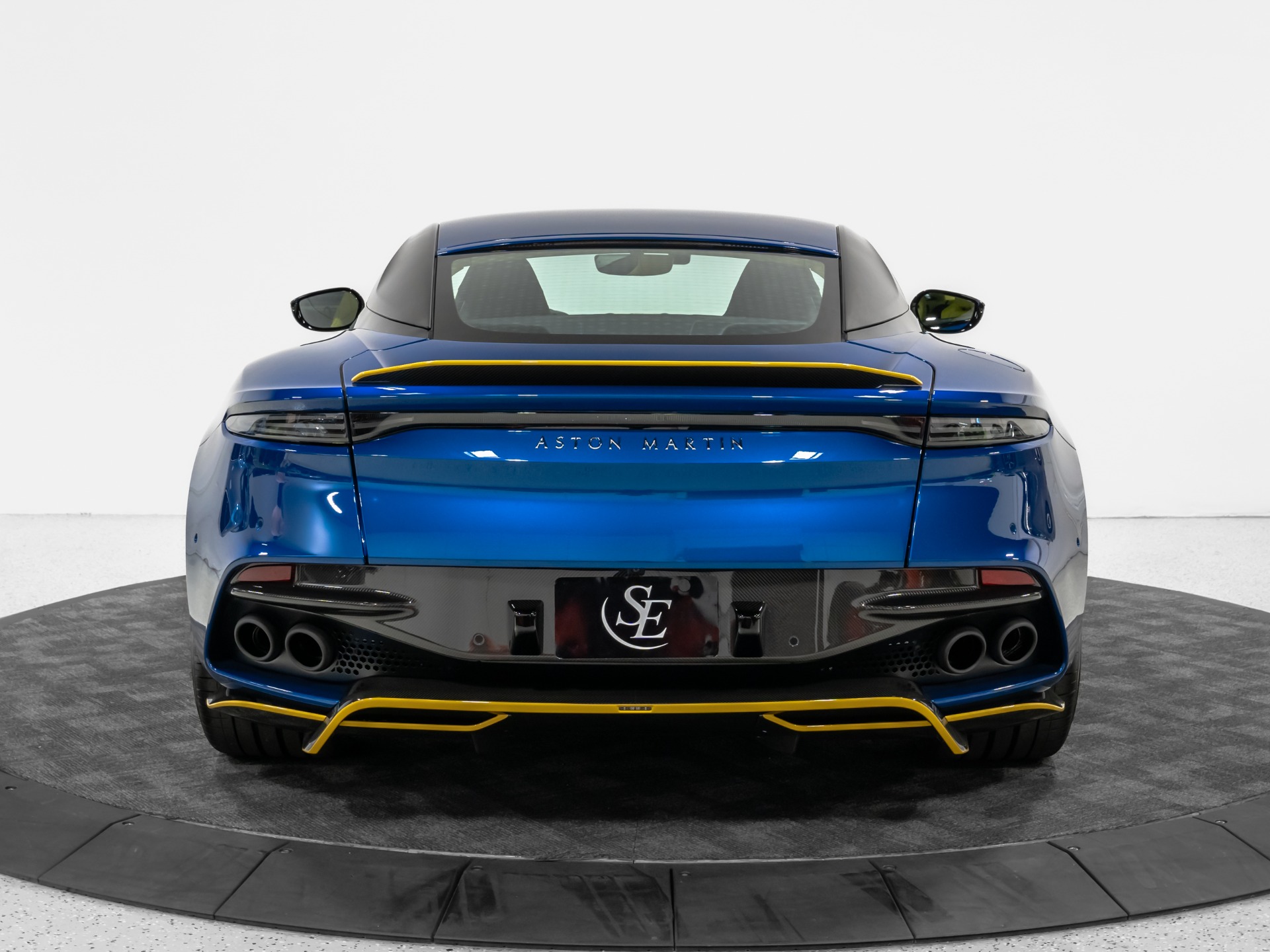 2023 Aston Martin DBS Base - Photo 7
