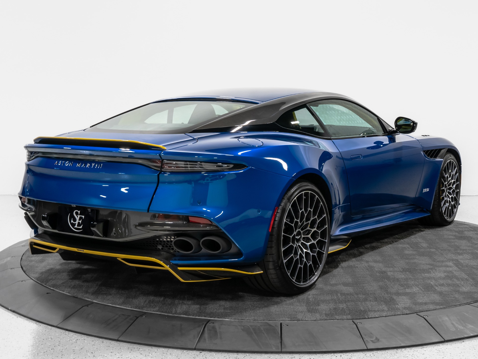 2023 Aston Martin DBS Base - Photo 8