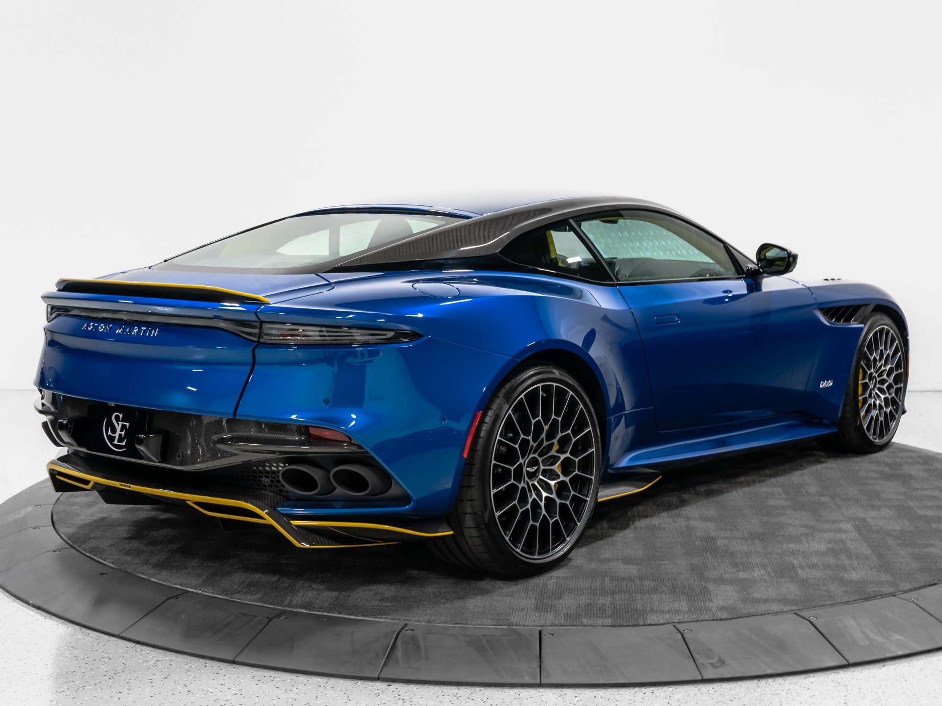 2023 Aston Martin DBS Base - Photo 9